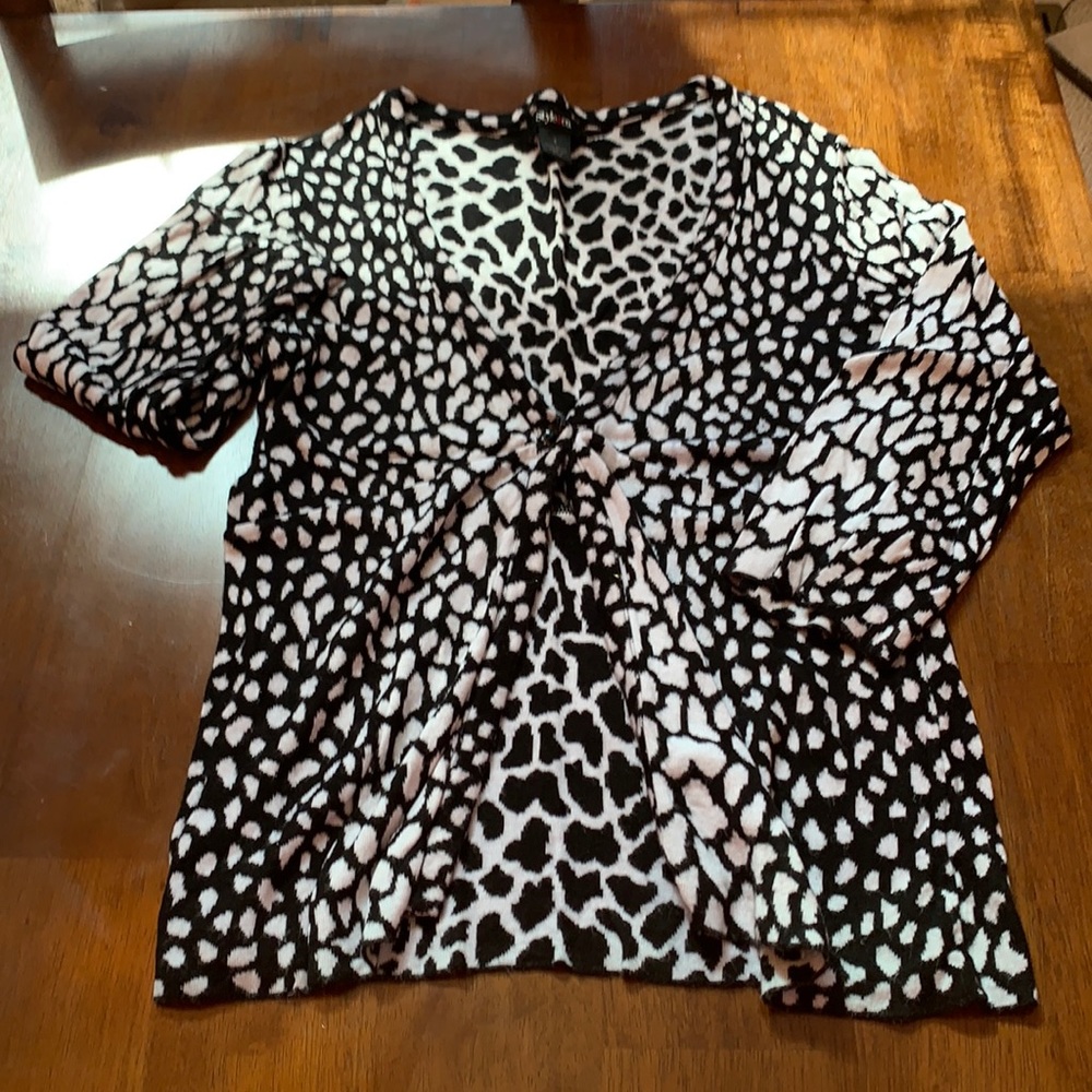 Style and Co black and white pattern cardigan, great for layering